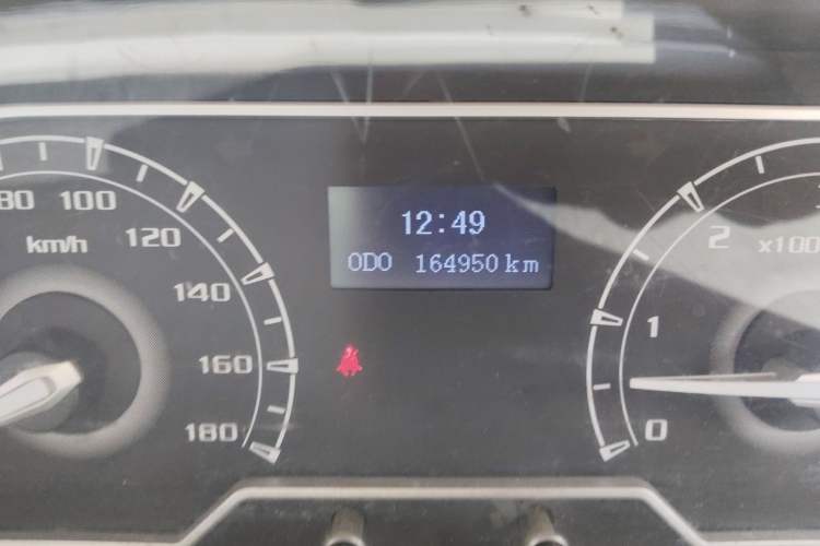 Used SAIC MAXUS Xintu V80 2021 2.0T Manual Classic Aoyuntong Long Wheelbase Mid-Roof 6/7/8/9-Seater Odometer Close Up