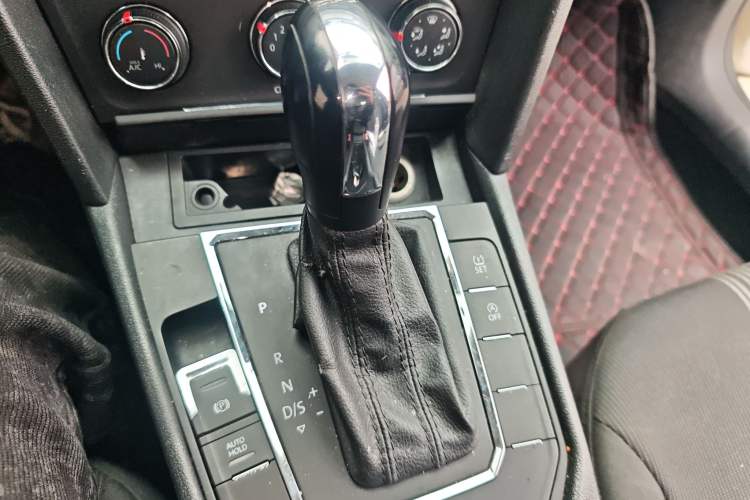 Used Volkswagen Lamando 2017 230TSI DSG Fashion Edition Gear Lever