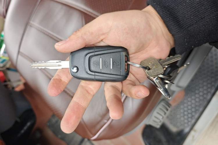 Used SAIC MAXUS Xintu V80 2021 2.0T Manual Classic City Delivery King Short Wheelbase Mid-Roof Design 3 Seats
