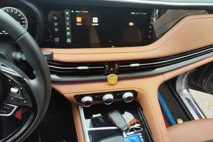 Used CHANGAN CS95 2023 2.0T All-Wheel Drive Premium PLUS Audio And AC Panel