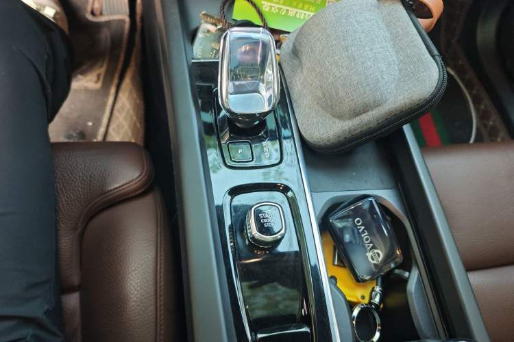 Used Volvo XC60 2024 B5 4x4 Smart Luxury Edition Gear Lever