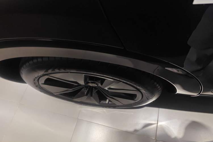 Used Volkswagen Tavendor 2024 380TSI All-Wheel Drive R-Line Blacklight Knight Edition Right Rear Wheel Hub