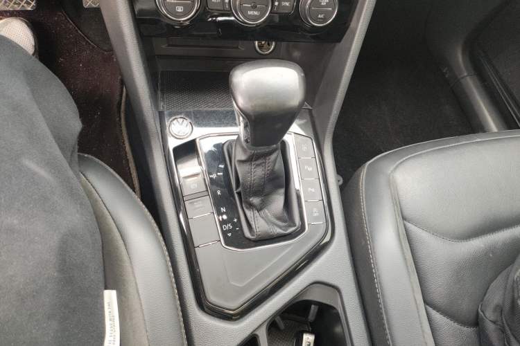 Used Volkswagen Tiguan L 2019 Revised 330TSI Automatic Two-Wheel Drive Smart & Luxury Edition China VI Standard Gear Lever