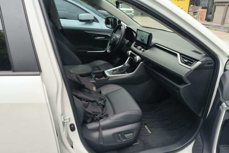 Used Toyota Wildlander 2023 Dual-Motor 2.5L E-CVT Two-Wheel Drive Luxury PLUS Edition Right Front Seat