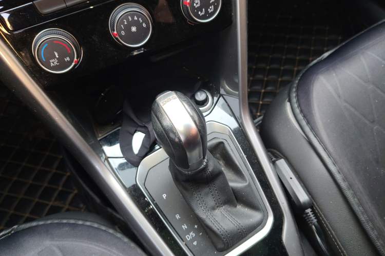 Used Volkswagen T-ROC 2019 230TSI DSG Two-Wheel-Drive Advanced Version China VI Standard Gear Lever