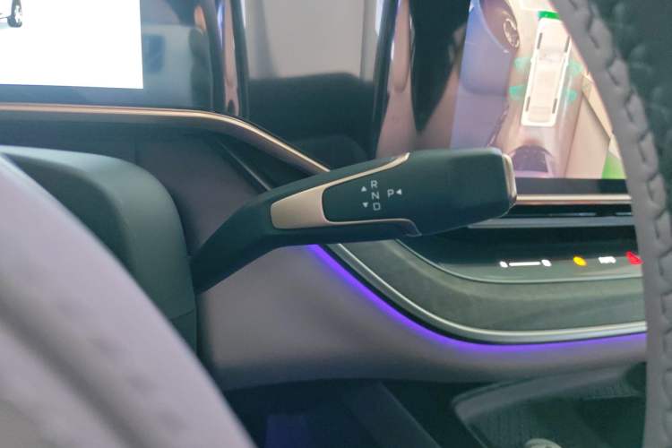 Used Hongqi Tiangong 08 2025 680 Ultra Four-Wheel-Drive Version Gear Lever