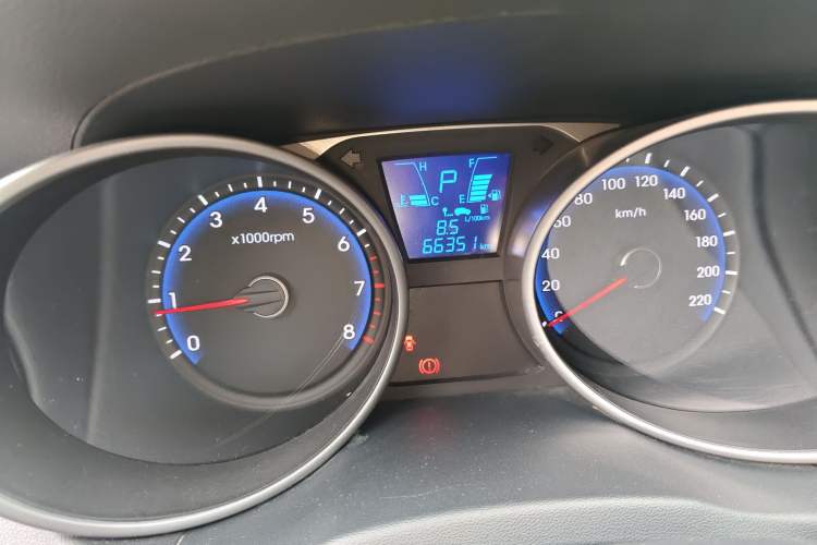 Used Hyundai ix35 2015 2.0L Automatic 2WD Smart Type China IV Odometer Close Up