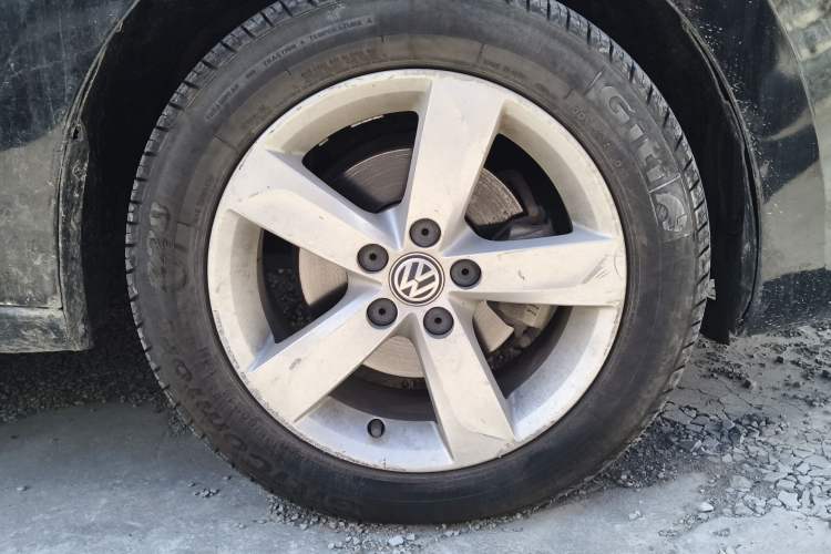 Used Volkswagen Santana 2015 1.6L Automatic Comfort Edition Right Front Wheel Hub
