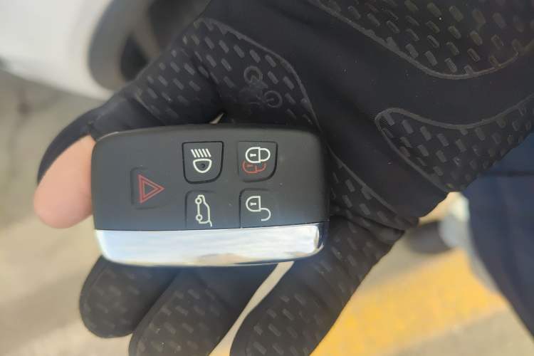 Used Land Rover Discovery Sport 2019 240 PS SE Dynamic Version China VI Standard Vehicle Key