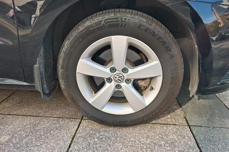 Used Volkswagen Lavida 2015 1.6L Manual Fashion Edition
