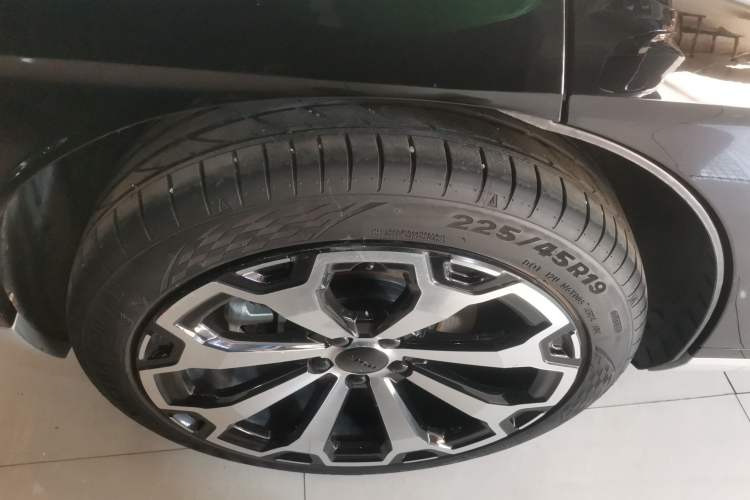 Used AION V 2024 Aion Tyrannosaurus 650 Smart Premium Edition
