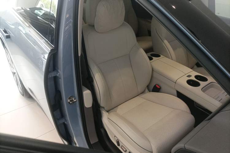 Used Li Auto i8 2025 Model Standard Version Right Front Seat