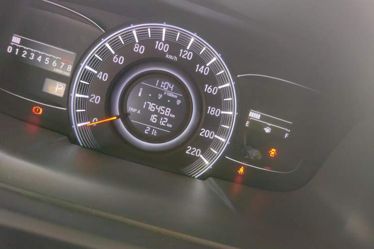 Used Honda Odyssey 2015 2.4L Smart Edition Odometer Close Up