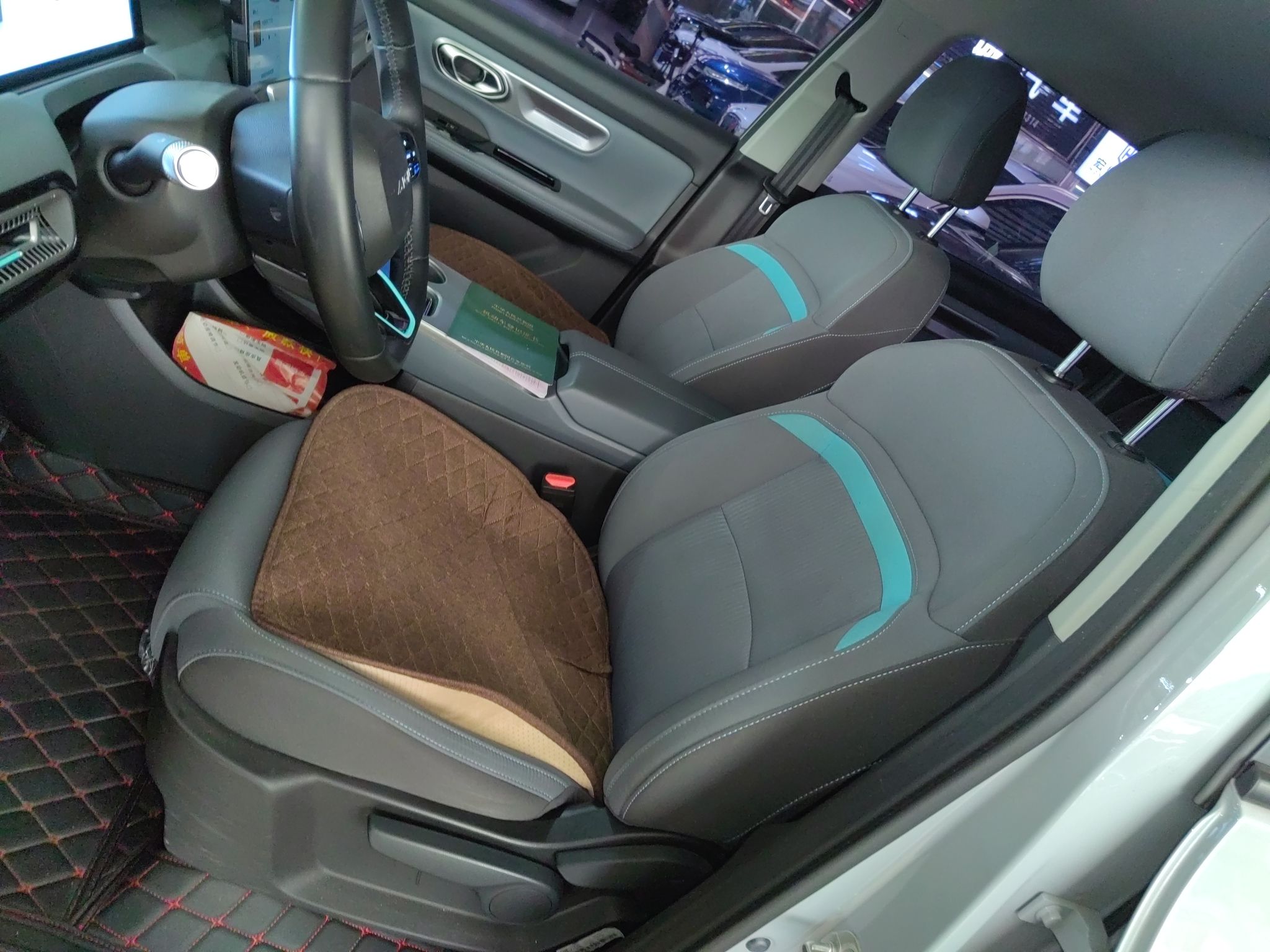 المقاعد الأمامية داخل السيارة