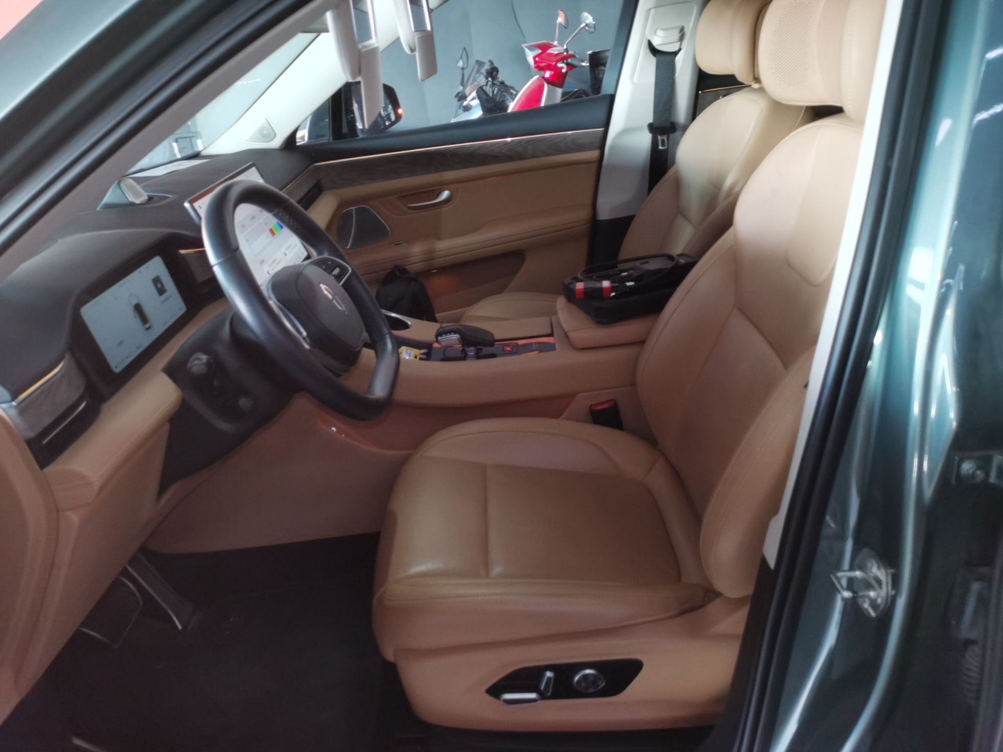 المقاعد الأمامية داخل السيارة