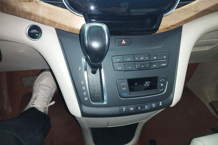 Used Buick GL8 2018 ES 28T Comfort Model China VI Standard Gear Lever