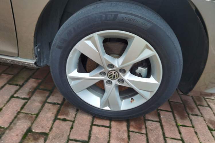 Used Volkswagen Bora 2013 1.6L Manual Comfort Model Right Front Wheel Hub