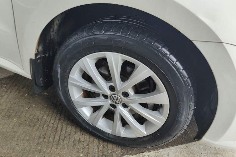 Used Volkswagen Lavida 2015 1.6L Automatic Comfort Edition Right Front Wheel Hub