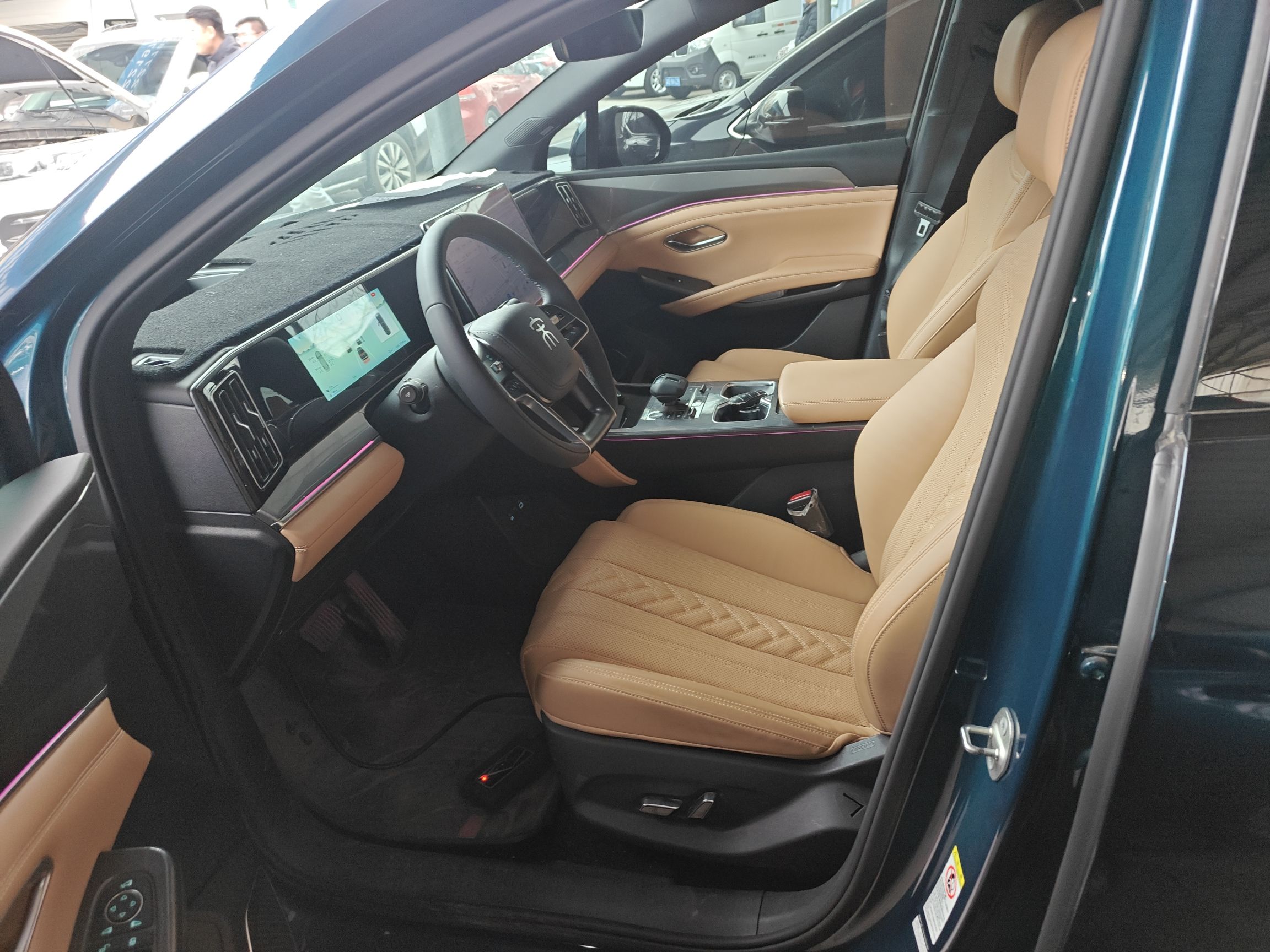 المقاعد الأمامية داخل السيارة