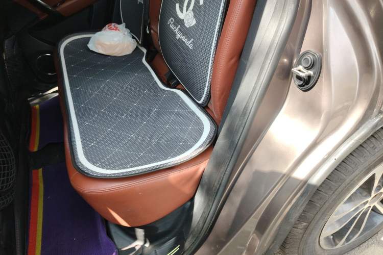 Used Zotye T600 2015 2.0T DCT Prestige Edition Left Rear Seat