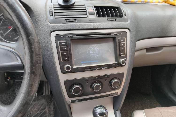 Used Skoda Octavia 2015 Classic Model 1.6L Automatic Elegance Edition Audio And AC Panel