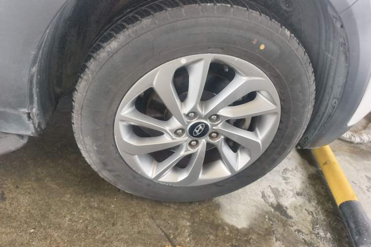 Used Hyundai Tucson 2015 1.6T Dual-Clutch Two-Wheel-Drive Smart Model Right Front Wheel Hub