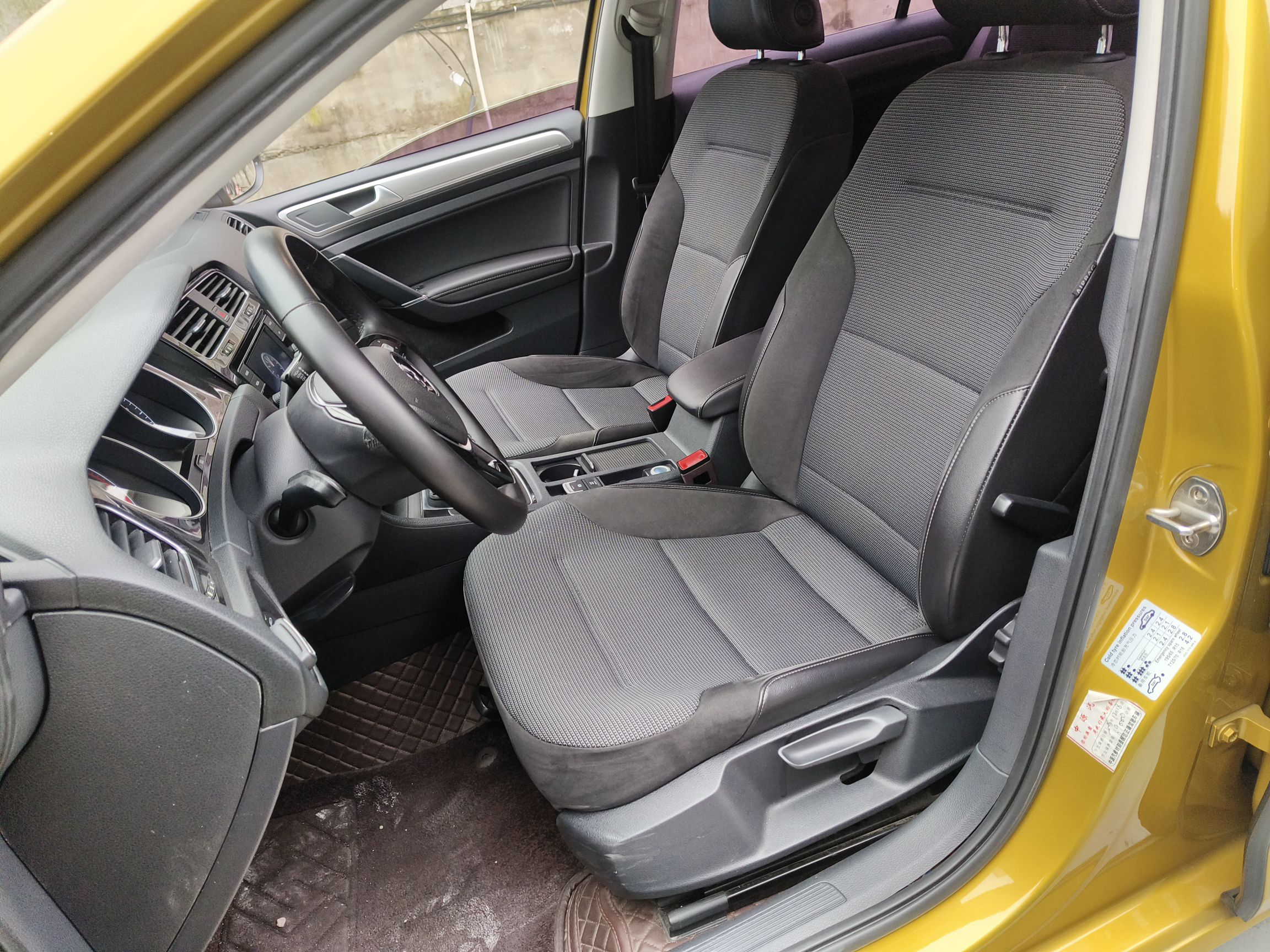 Переднее сиденье в автомобиле