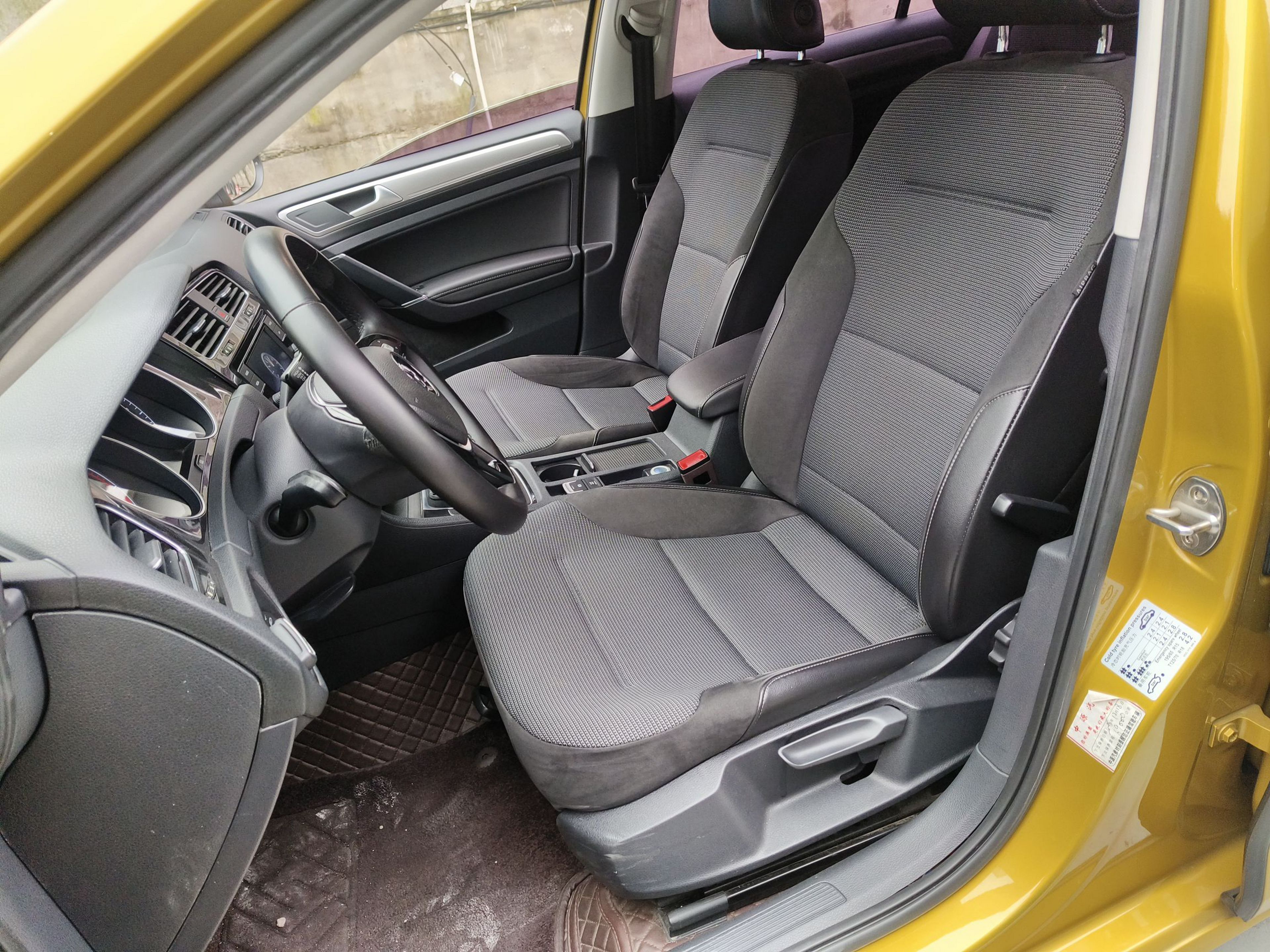 Переднее сиденье в автомобиле