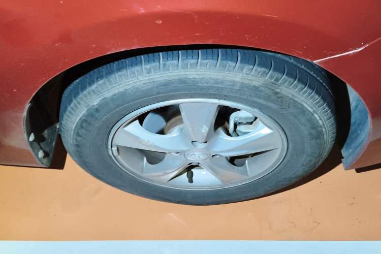 Used Hyundai Verna (older generation) 2014 1.4L Automatic Smart GLS Right Front Wheel Hub