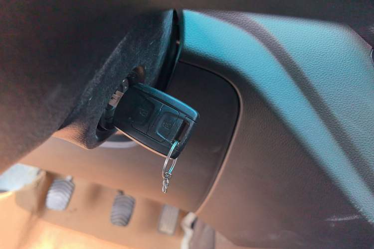 Used Wuling Hongguang V 2022 1.5L Jingqu Version Hydraulic Power Steering LAR Vehicle Key