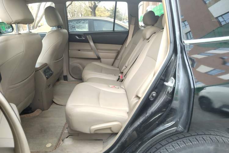 Used Toyota Highlander 2012 2.7L Two-Wheel Drive 7-Seater Luxury Edition
