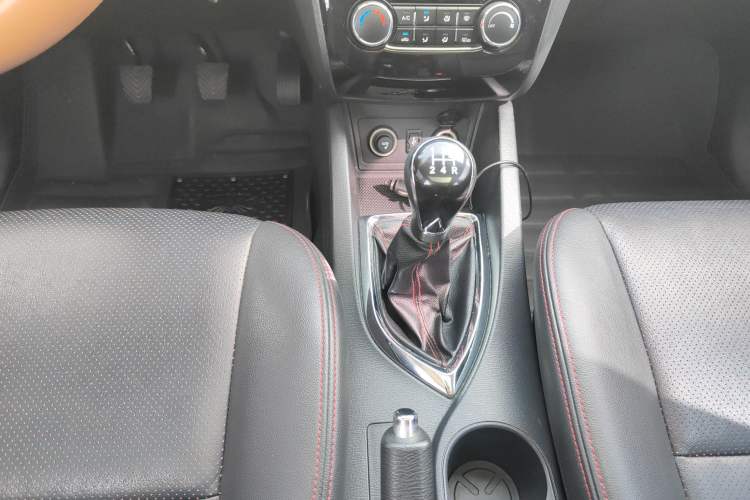 Used CHANGAN KAICHENG Oushang A600 2017 1.5L Manual Luxury Model Gear Lever