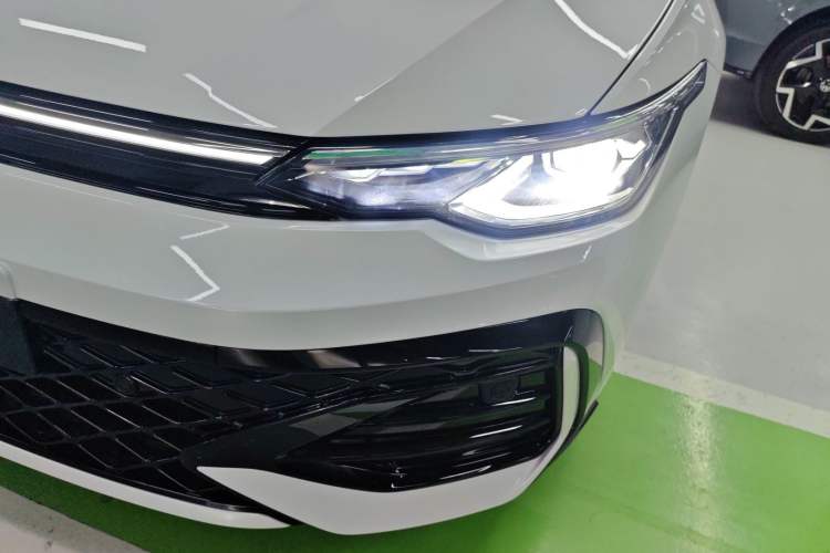 Used Volkswagen Golf 2025 300TSI R-Line
