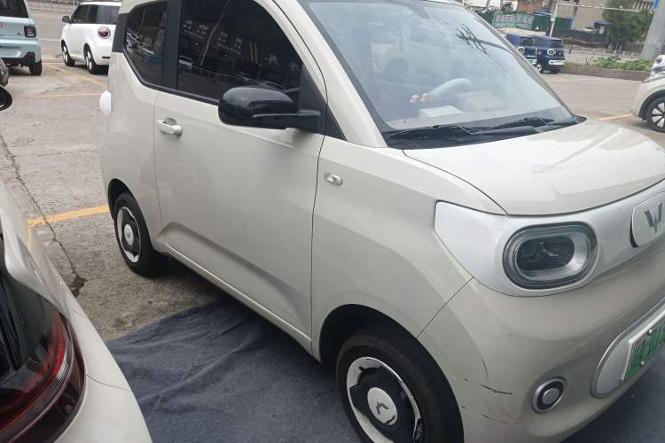 Used Wuling Hongguang MINIEV 2024 3rd Generation 215km Youth Edition Front Right 45 Deg