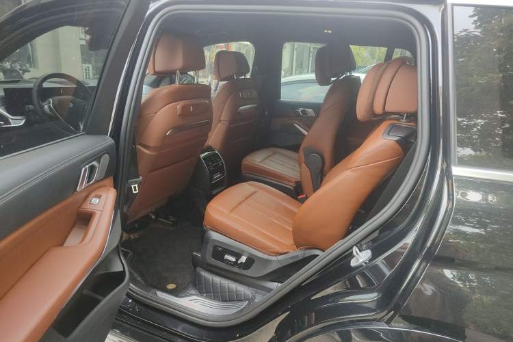 Used BMW X7 2023 xDrive40i Luxury Package with Premium Features
