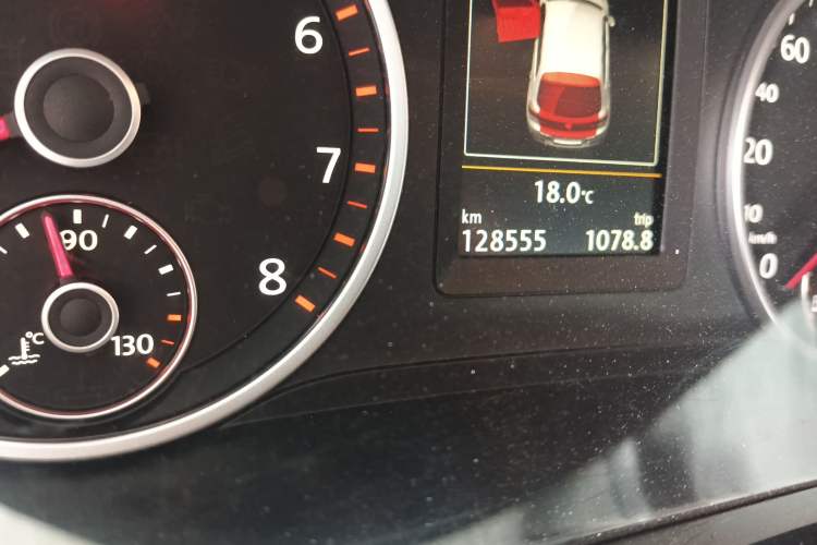 Used Volkswagen Tiguan 2015 1.8TSI Automatic Two-Wheel Drive Luxury Model Odometer Close Up