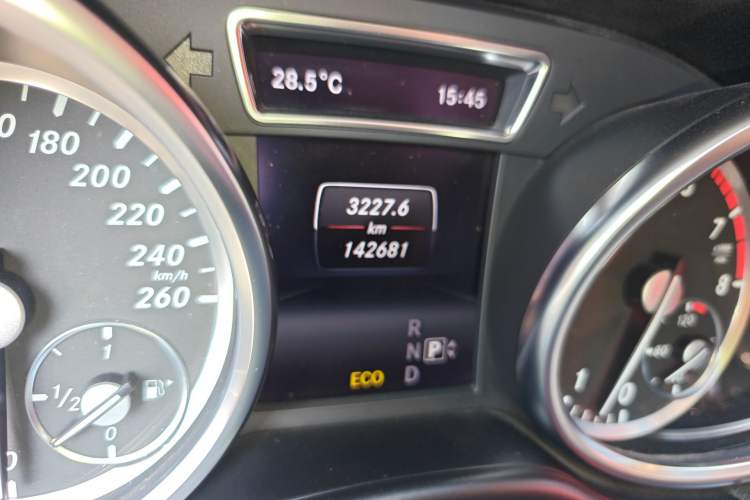 Used Mercedes-Benz M-Class 2014 ML 400 4MATIC Luxury Model Odometer Close Up