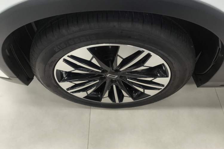 Used Bestune T77 2023 1.5T Automatic Luxury Model Left Front Wheel Hub