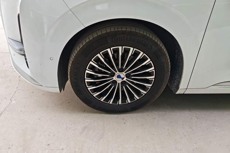 Used Denza D9 2022 DM-i 970 Four-Wheel Drive Flagship Model
