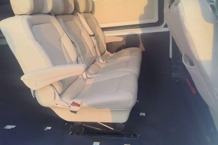 Used JMC Fushun 2023 2.0T Automatic Mid-Range High-Roof Commercial Multi-Purpose Passenger Vehicle with 6 Seats Left Rear Seat