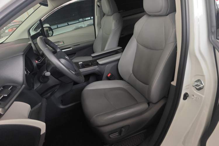 Used Toyota Granvia 2023 2.5L Hybrid Prestige PLUS Edition Left Front Seat