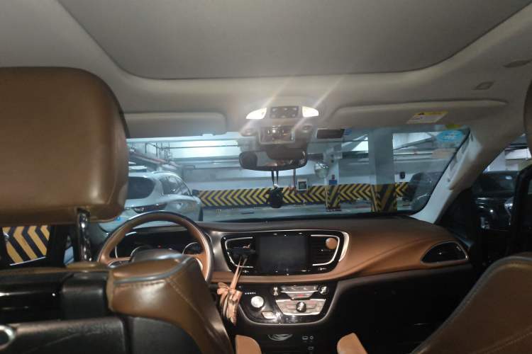 Used Chrysler Grand Voyager 2017 3.6L Premium Edition