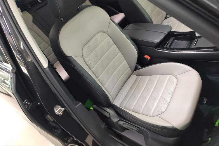 Used Volkswagen Tavendor 2024 330TSI Luxury Touring - All-Inclusive Edition Right Front Seat