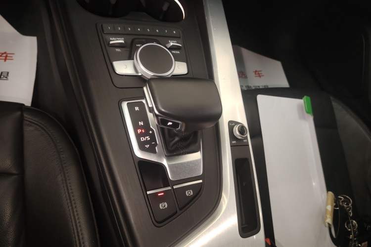 Used Audi A4L 2019 40 TFSI Fashion Edition China VI Emission Standard Gear Lever