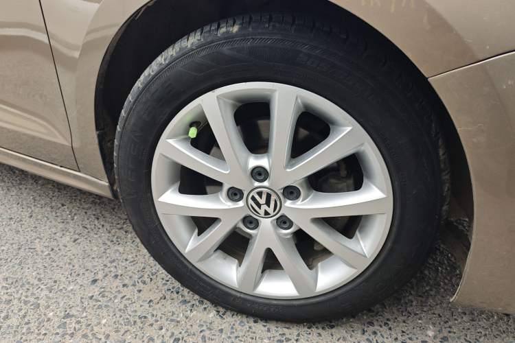 Used Volkswagen Sagitar 2012 1.6L Manual Comfort Model Right Front Wheel Hub