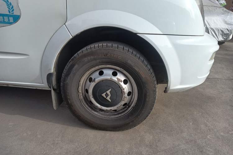 Used SAIC MAXUS Xintu V80 2015 2.5T Manual Zunjie Edition Short Wheelbase Mid-Height Configuration
