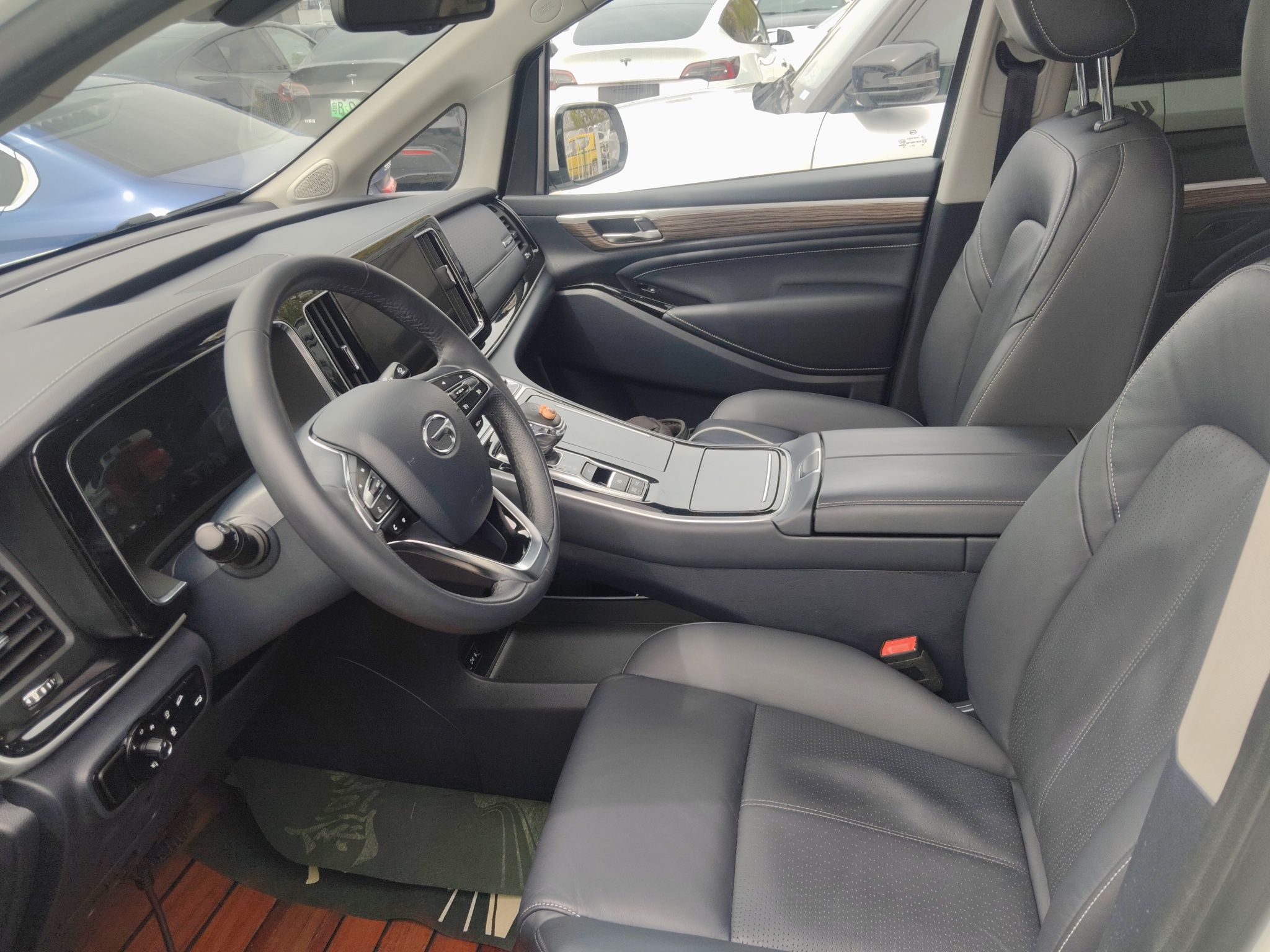 Переднее сиденье в автомобиле