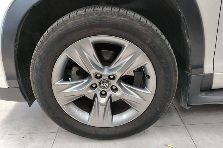 Used Toyota Highlander 2017 2.0T Four-Wheel Drive Luxury Edition 7 Seats Left Front Wheel Hub