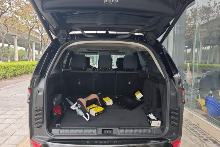 Used Land Rover Discovery 2018 3.0 SC V6 SE Trunk