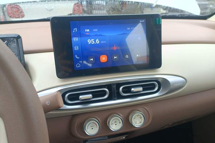 Used Wuling Hongguang MINIEV 2025 Four-Door Version Premium Edition Audio And AC Panel